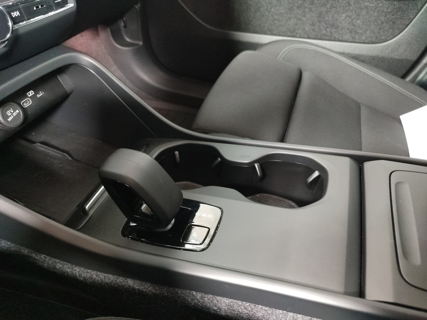 VOLVO EX40 19