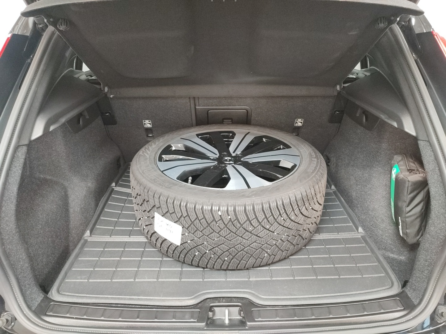 VOLVO EX40 23