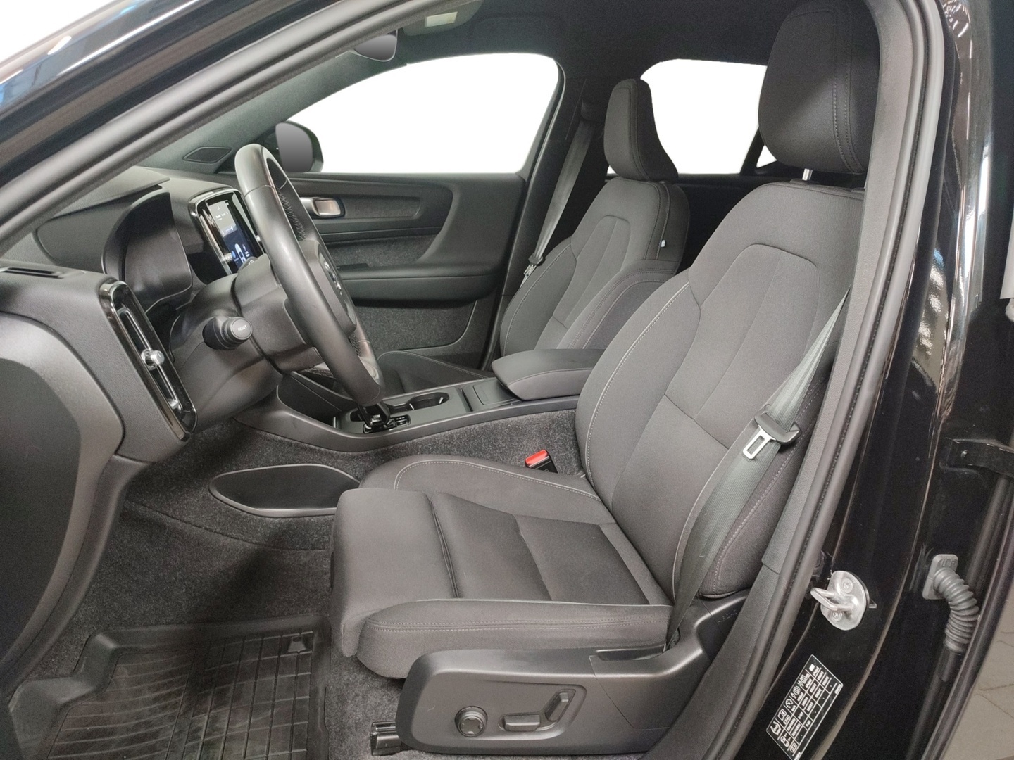 VOLVO EX40 2025