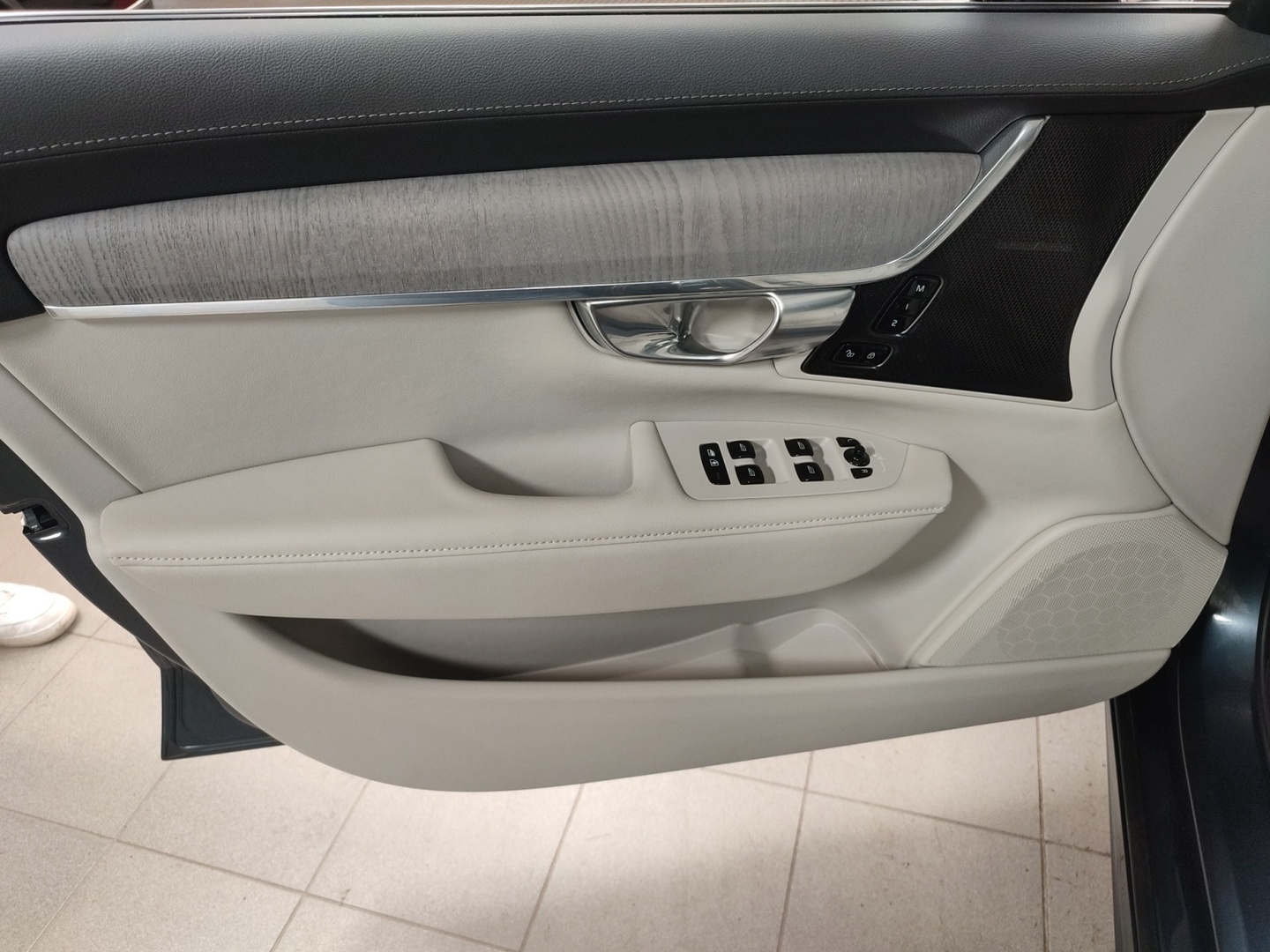 VOLVO V90 2025