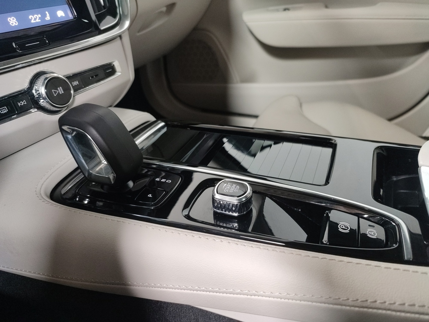 VOLVO V90 2025