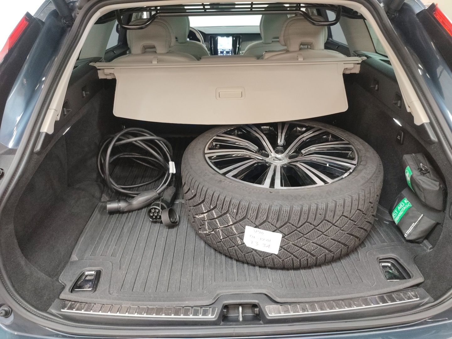 VOLVO V90 2025