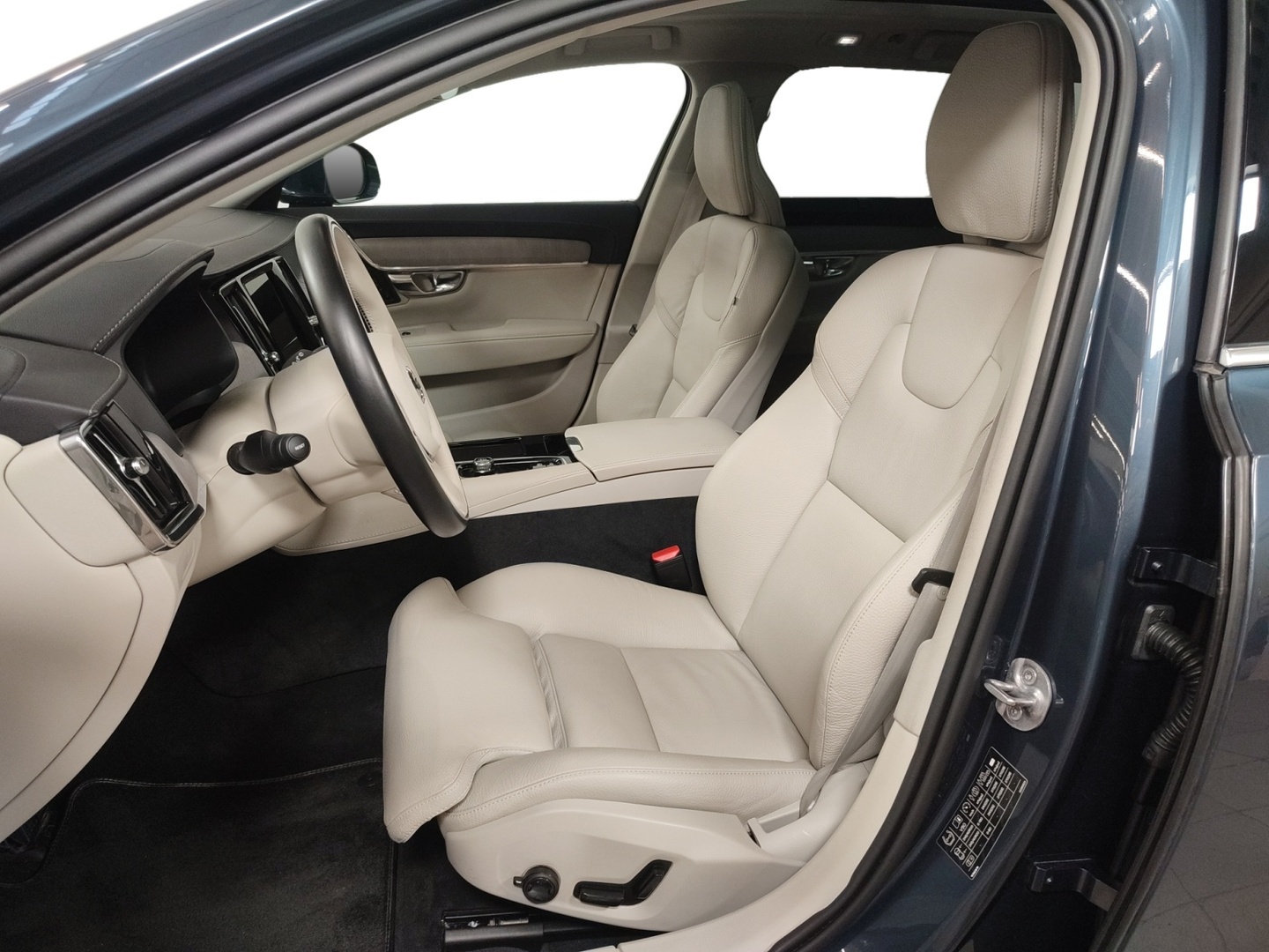 VOLVO V90 2025