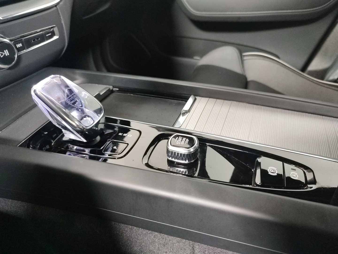 VOLVO XC60 2025