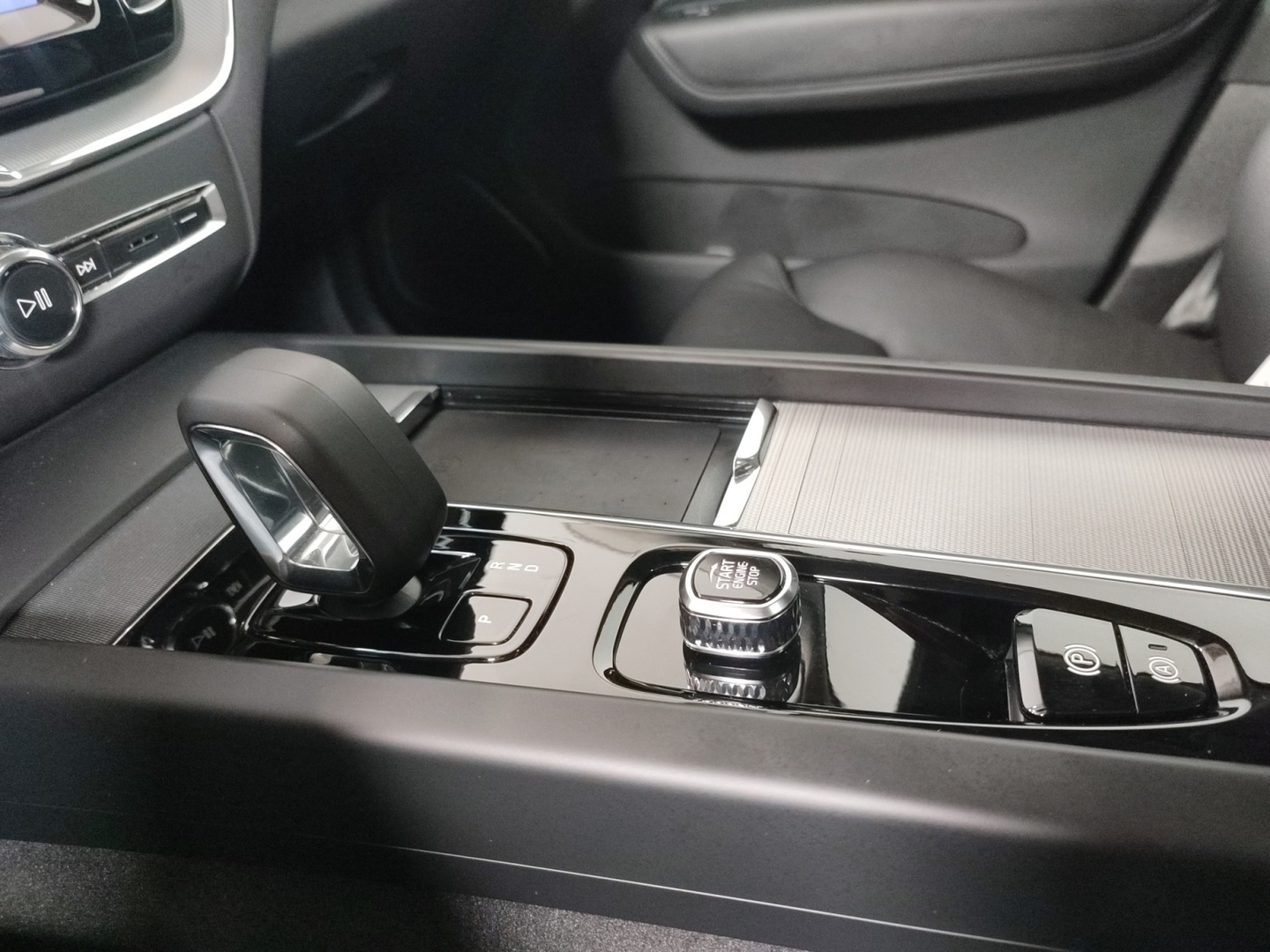 VOLVO XC60 2025
