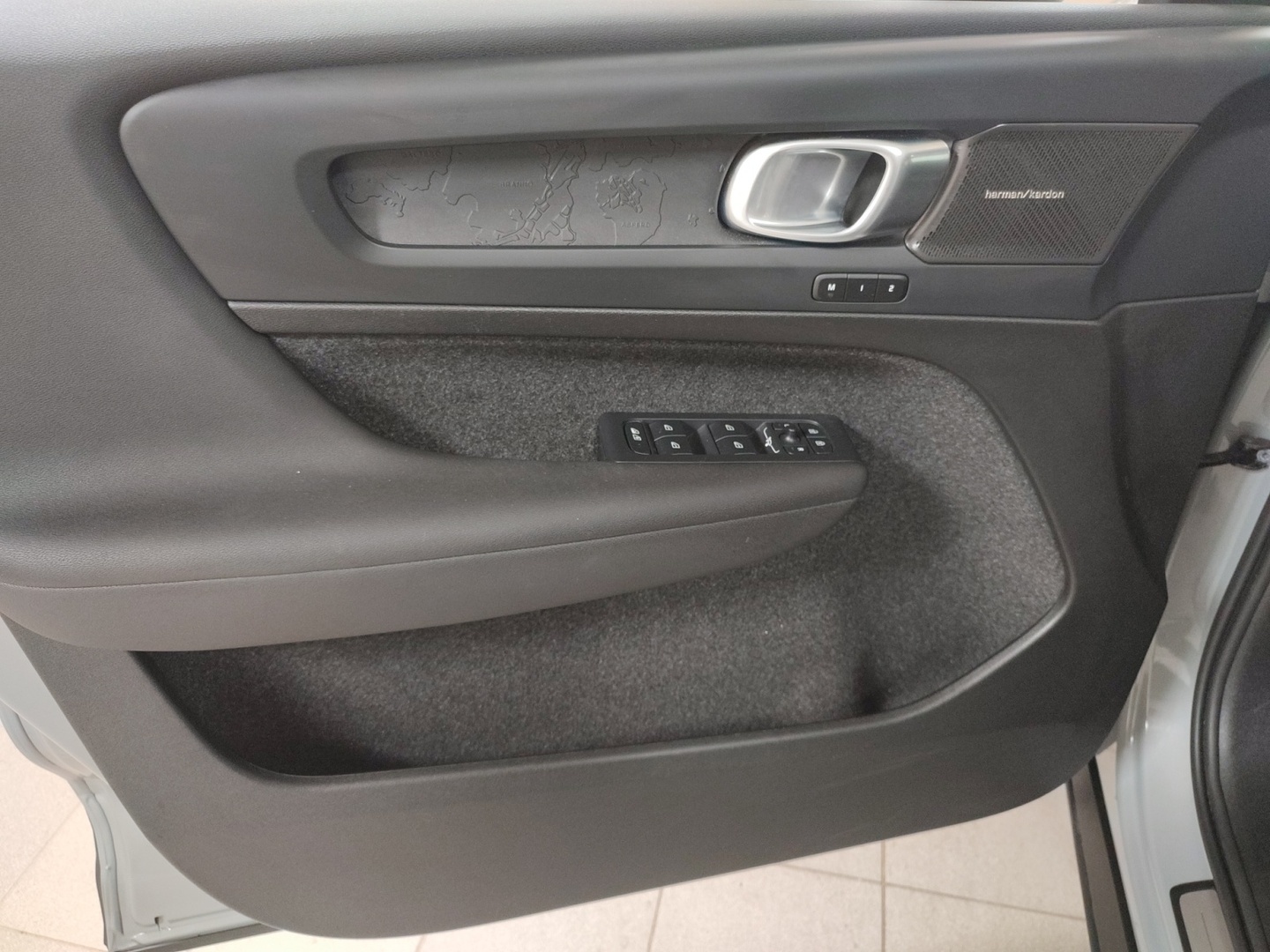 VOLVO EX40 2025