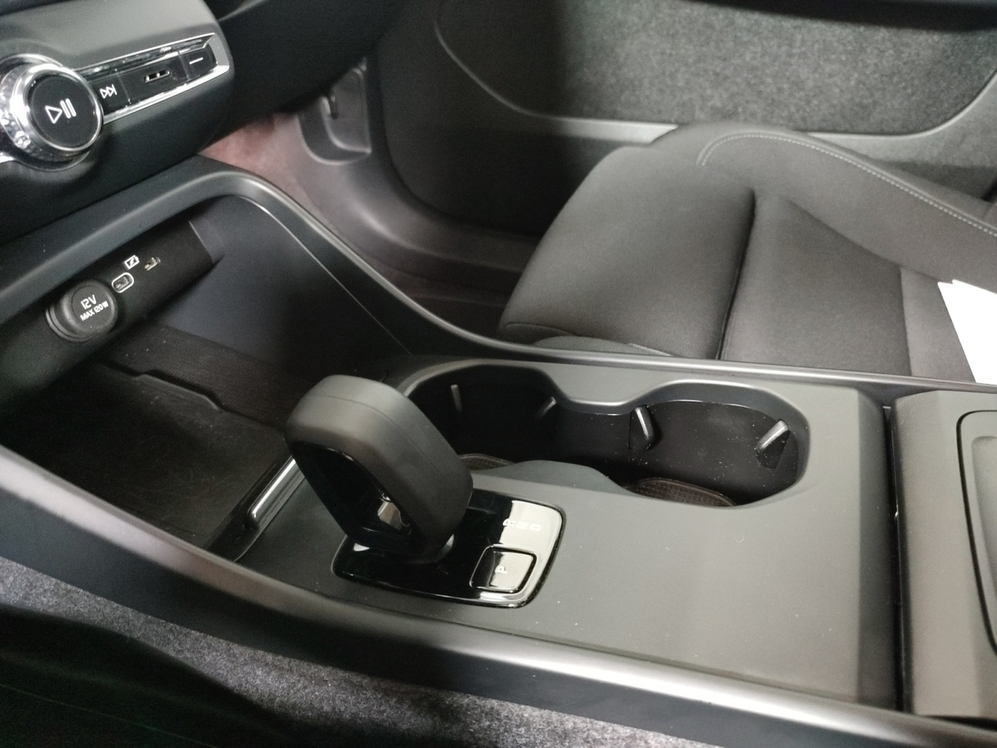 VOLVO EX40 2025