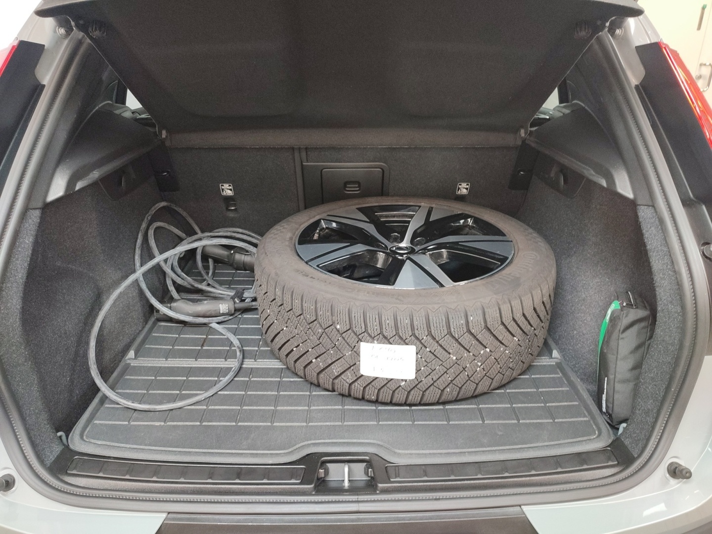 VOLVO EX40 2025