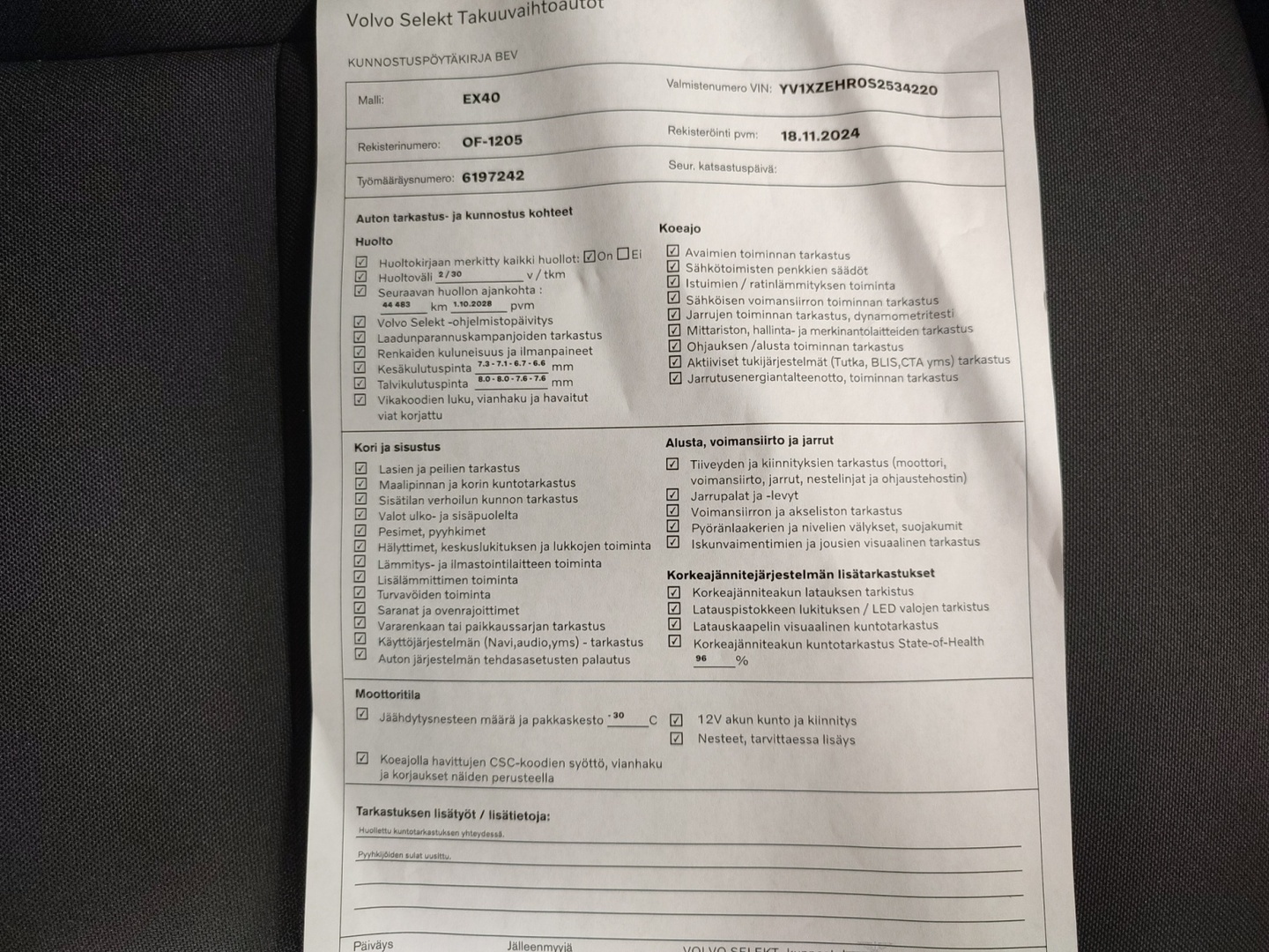 VOLVO EX40 2025