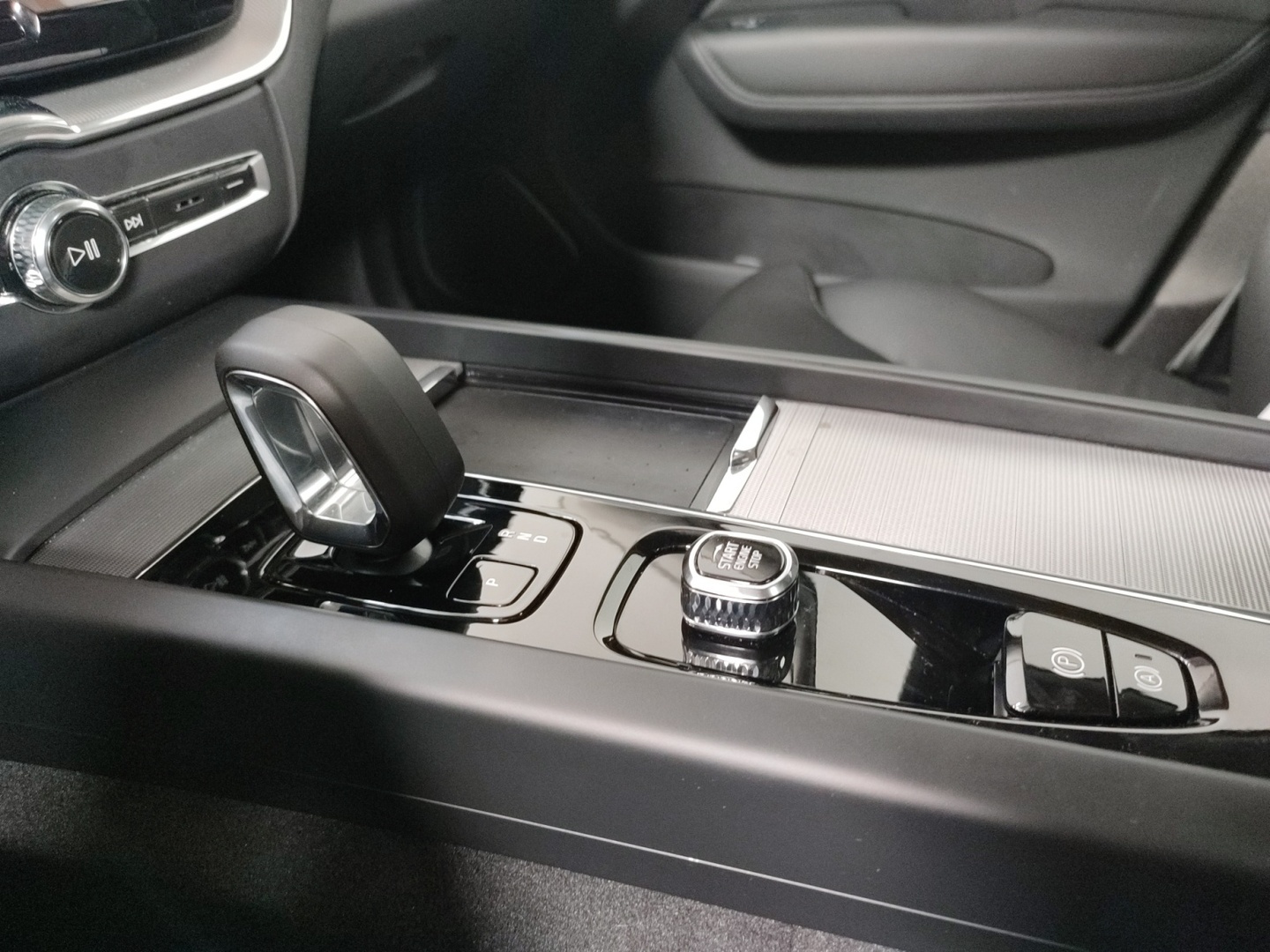 VOLVO XC60 2025