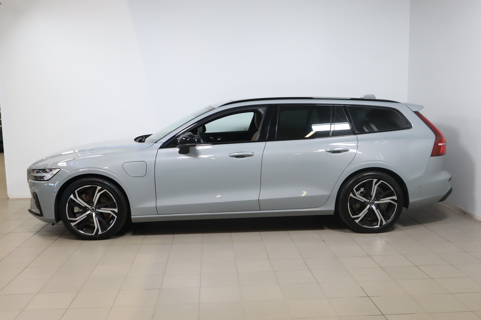 VOLVO V60 2025