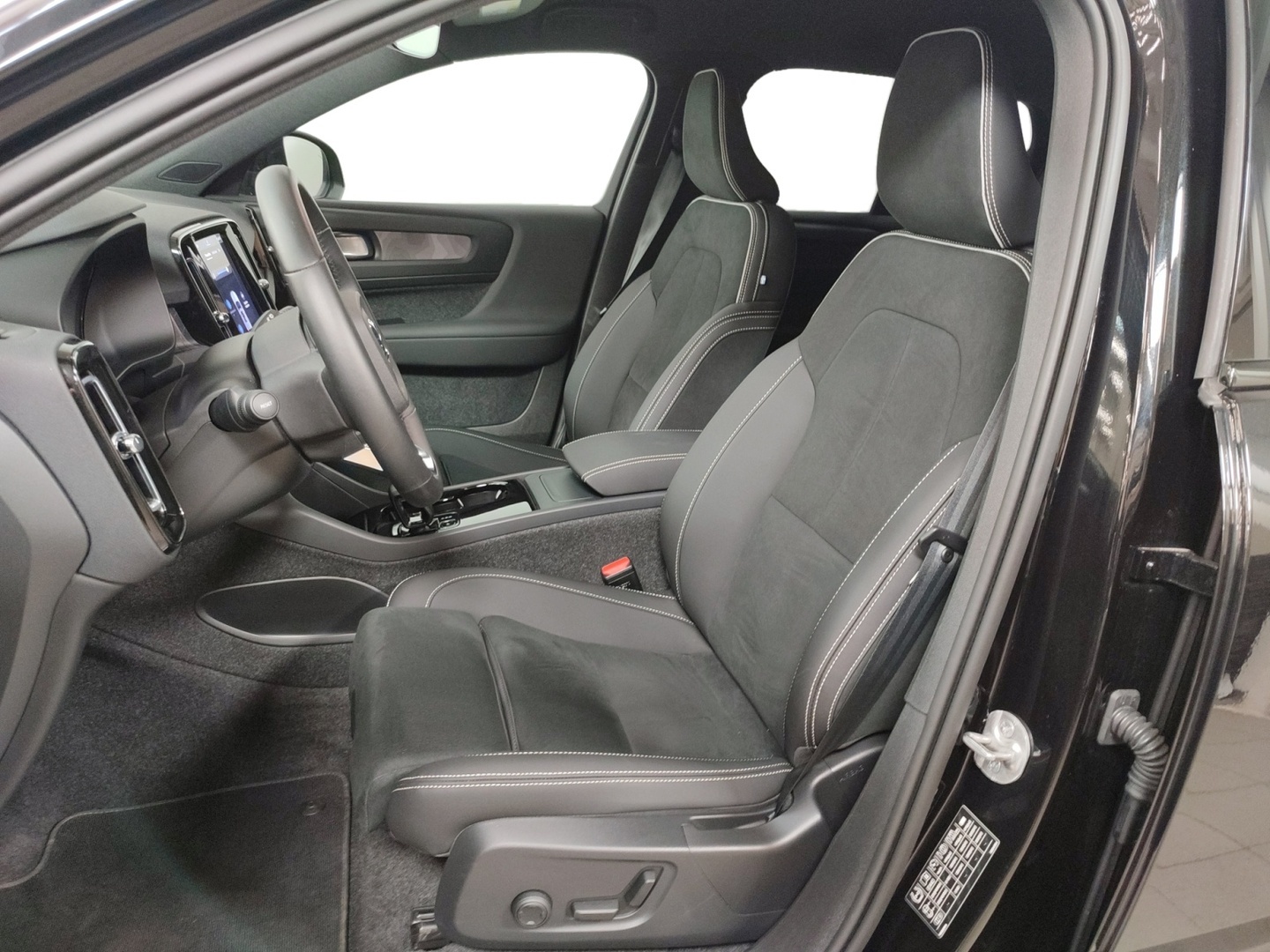 VOLVO EX40 2025