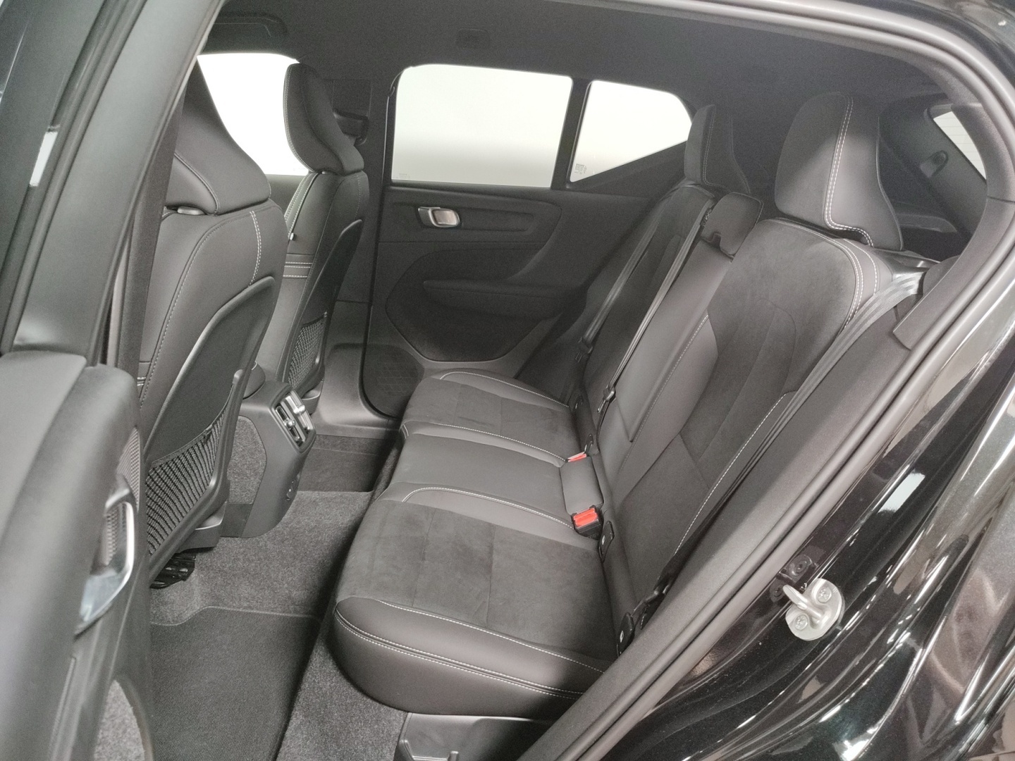 VOLVO EX40 2025