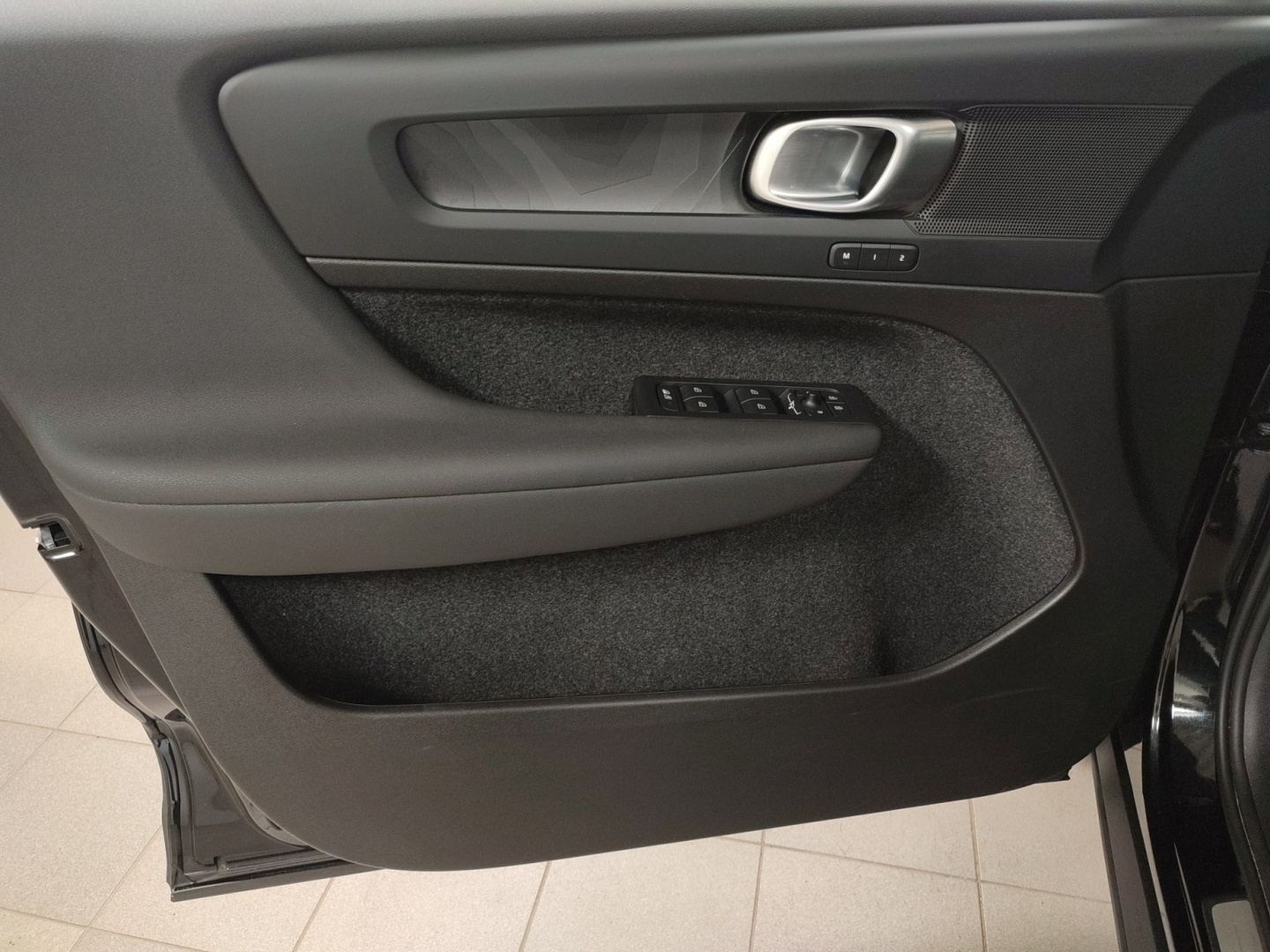 VOLVO EX40 2025