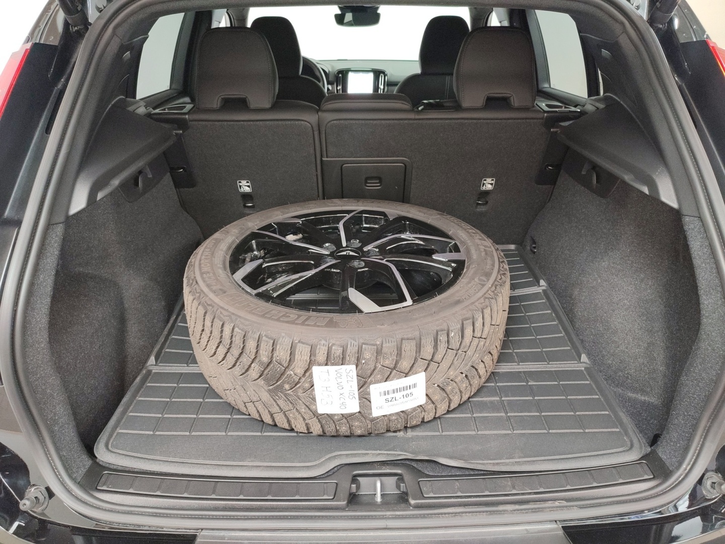 VOLVO EX40 2025