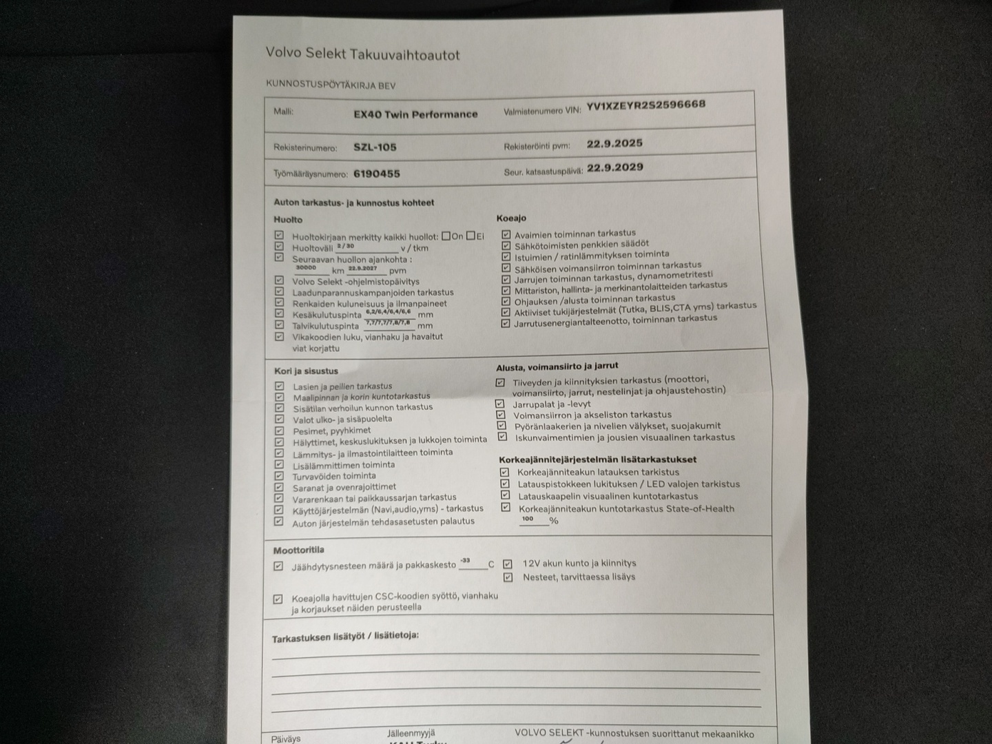 VOLVO EX40 2025