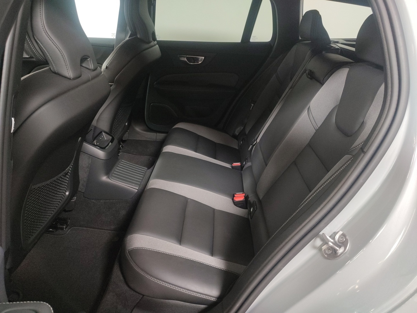 VOLVO V60 2025