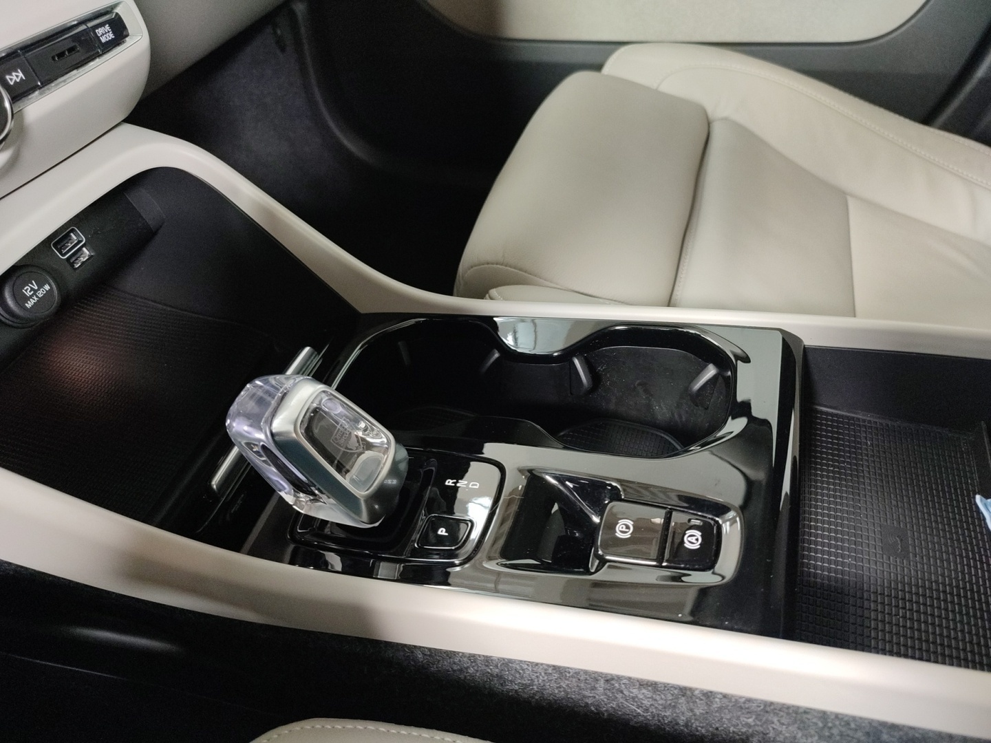 VOLVO XC40 2022