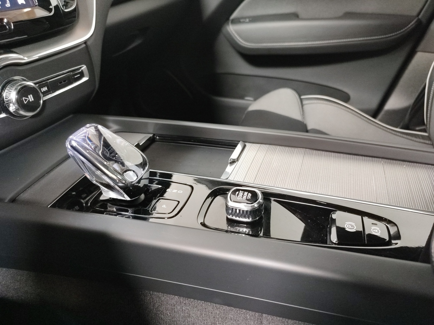 VOLVO XC60 2024