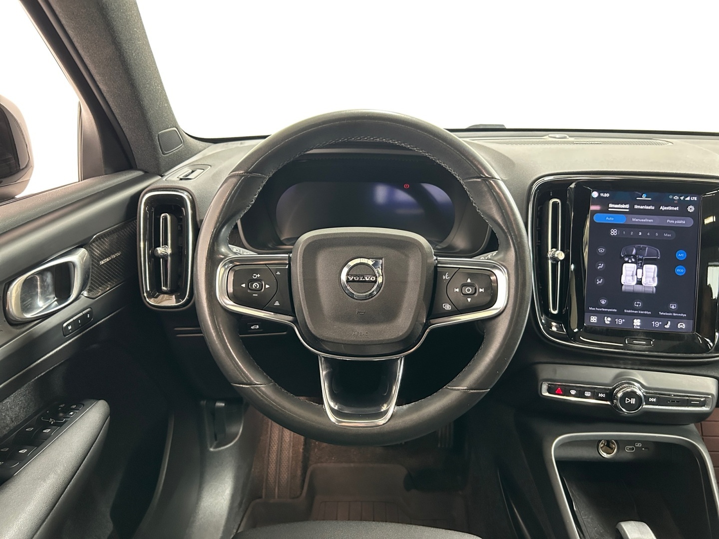 VOLVO XC40 2023