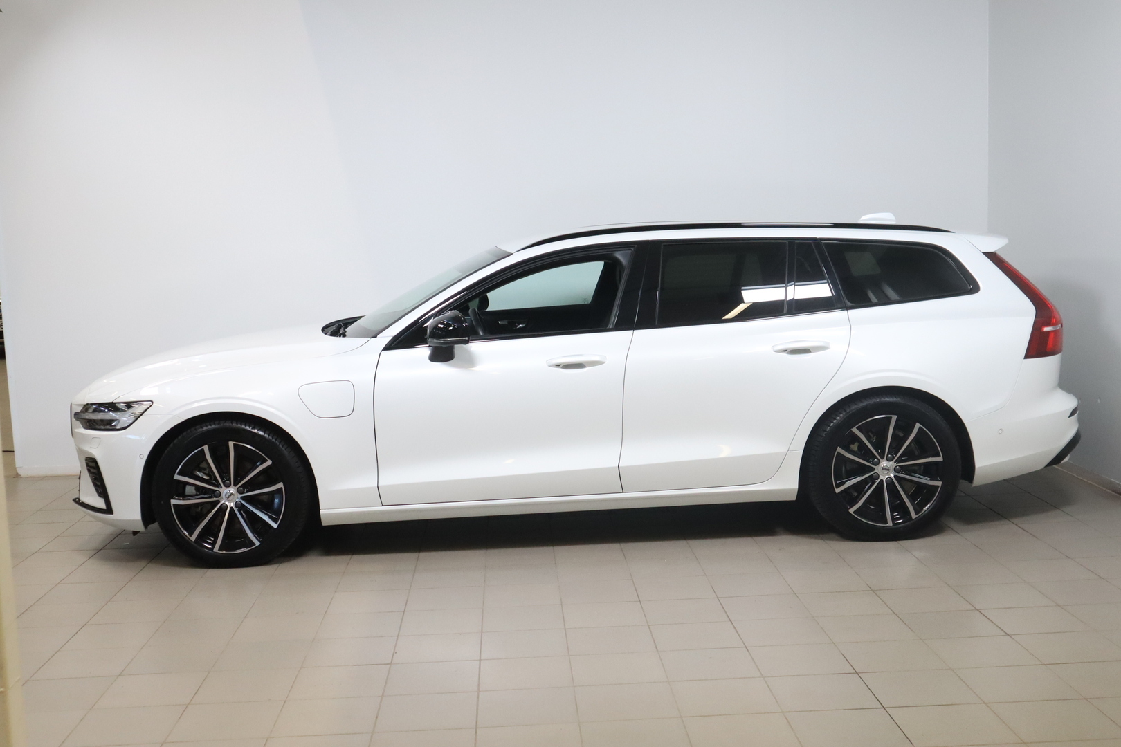 VOLVO V60 2025