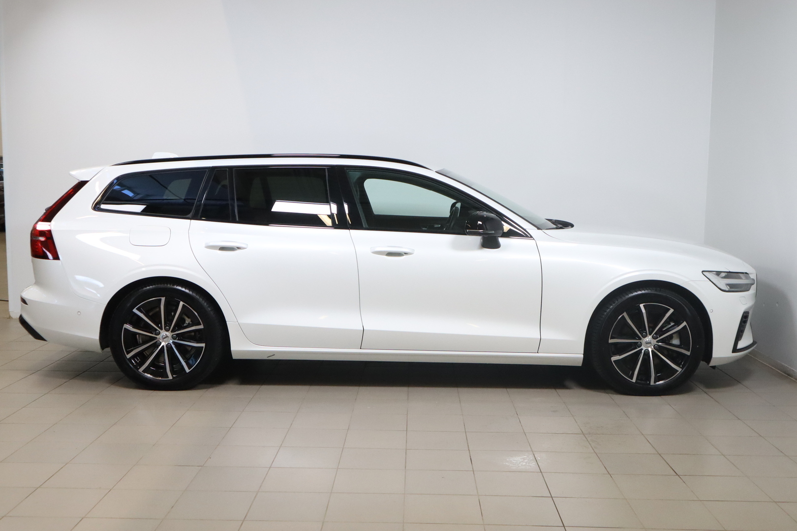 VOLVO V60 2025