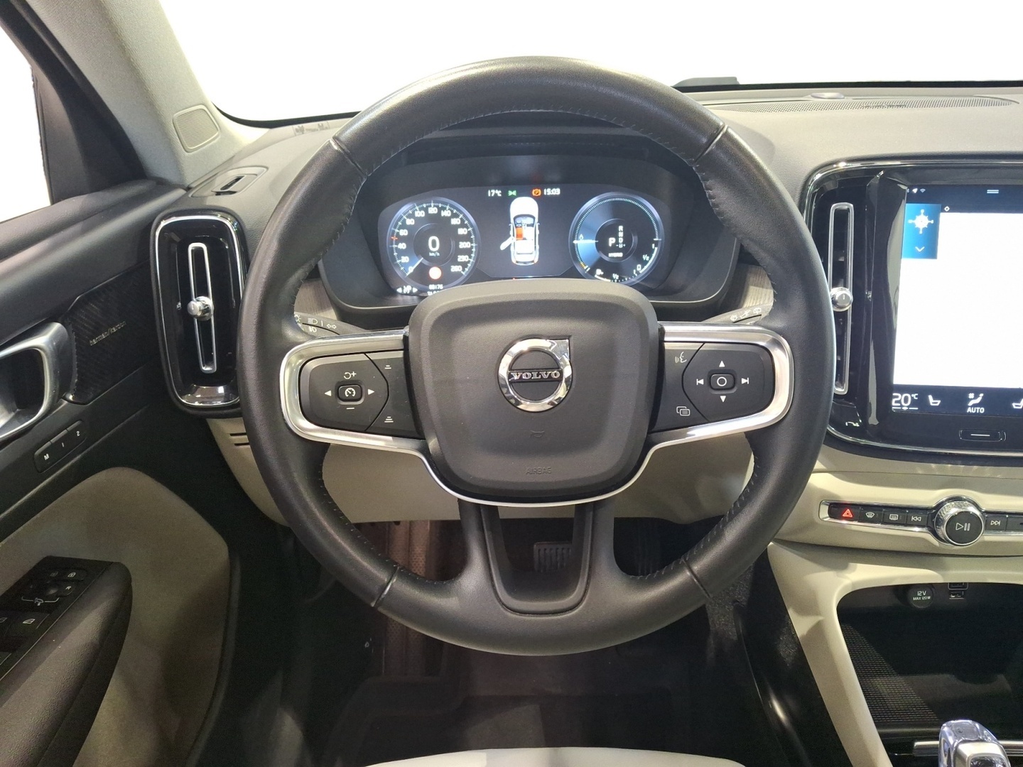 VOLVO XC40 10