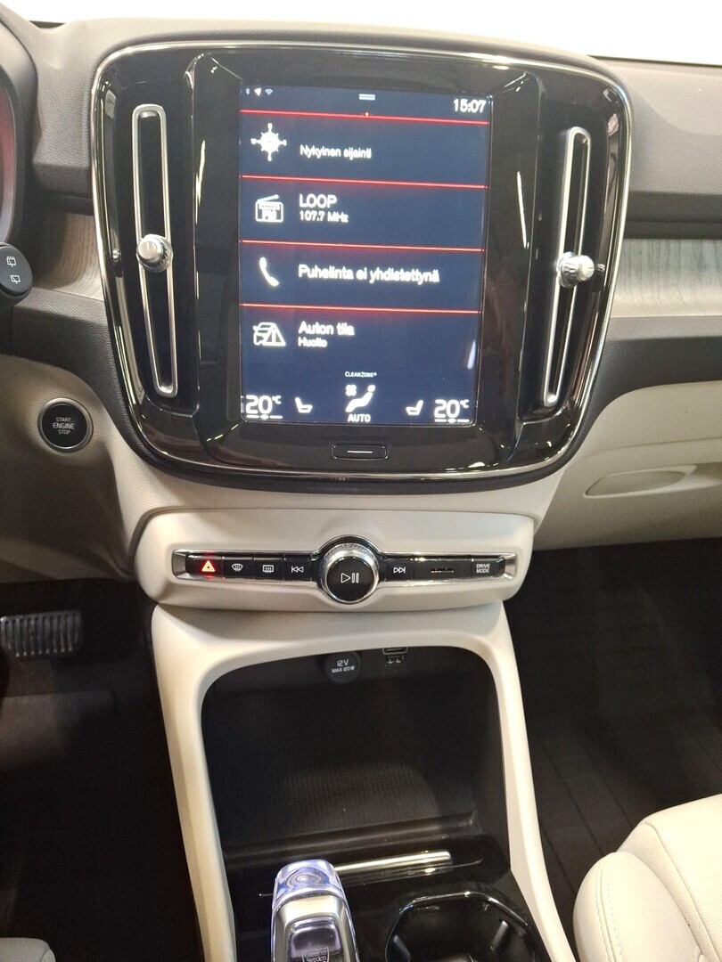 VOLVO XC40 11