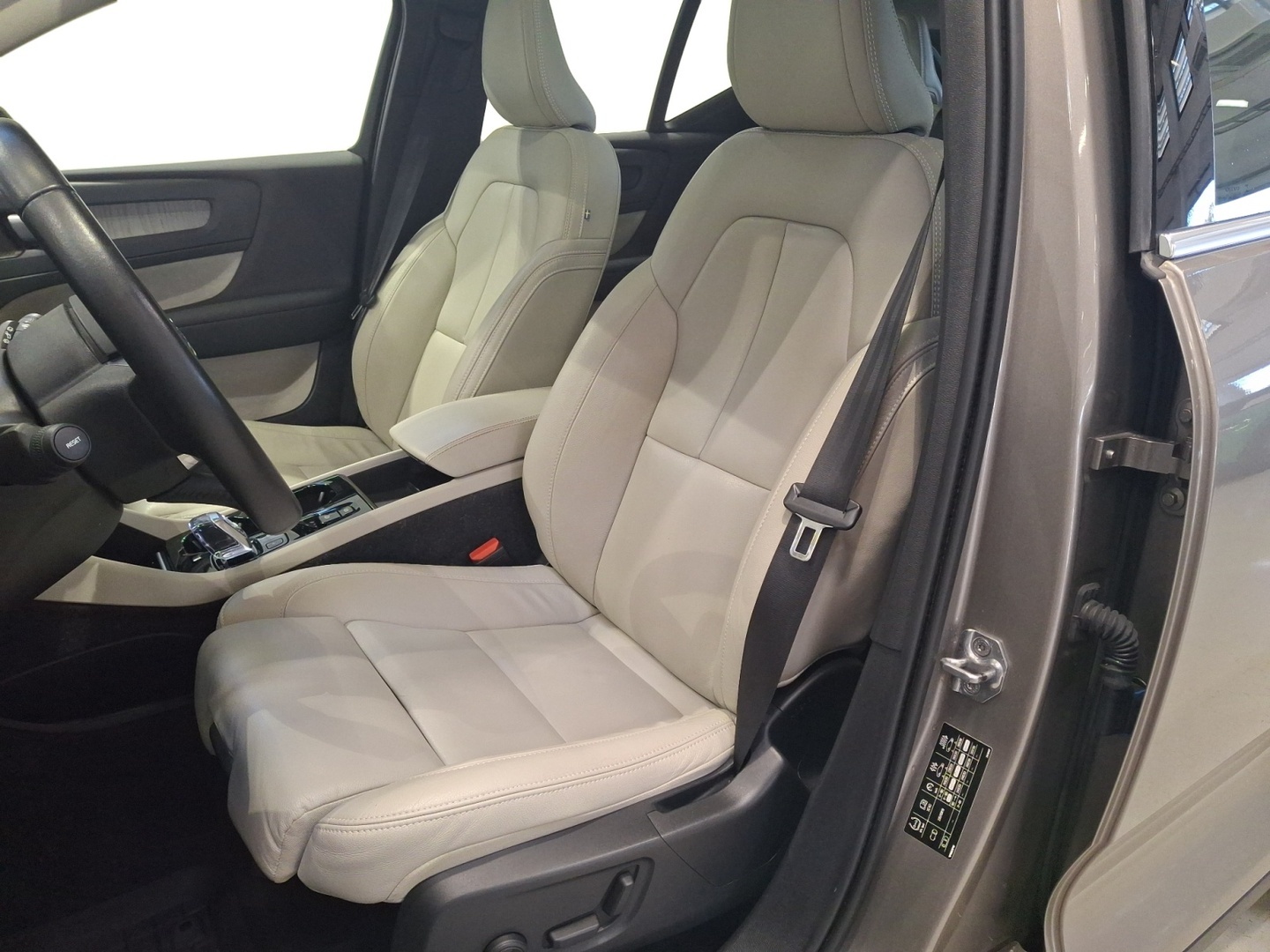 VOLVO XC40 14