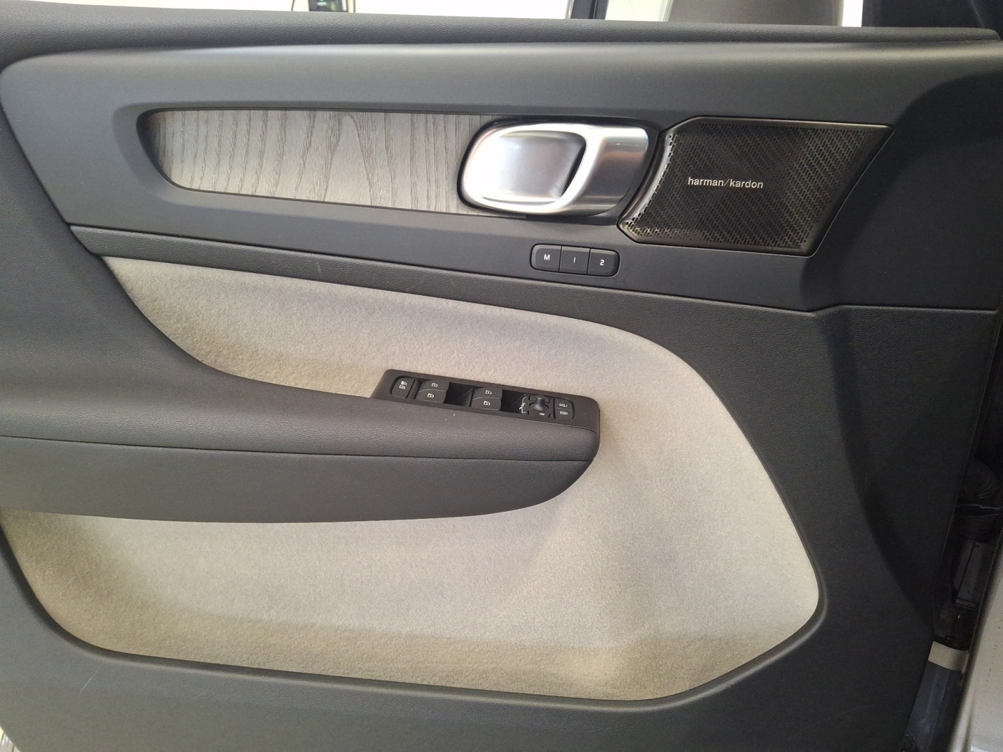 VOLVO XC40 19