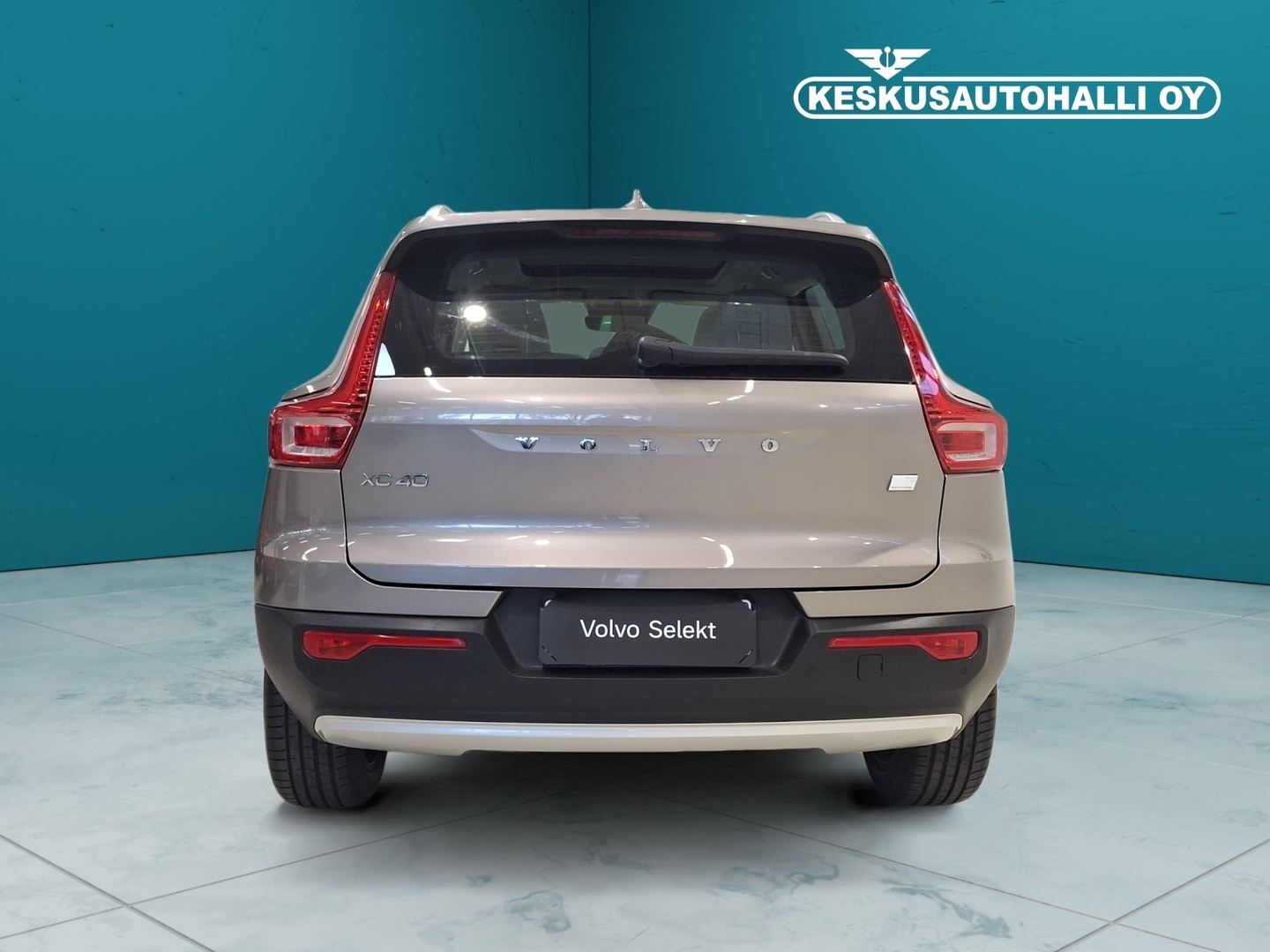 VOLVO XC40 4