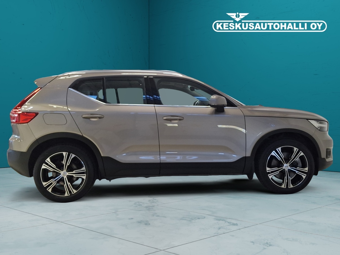 VOLVO XC40 7