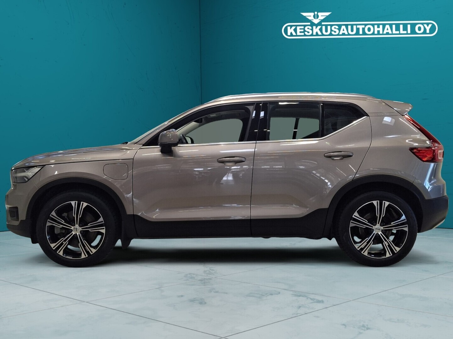 VOLVO XC40 8