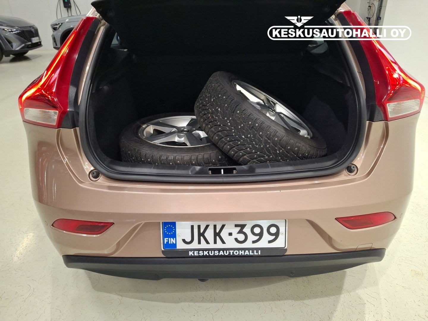 VOLVO V40 2017