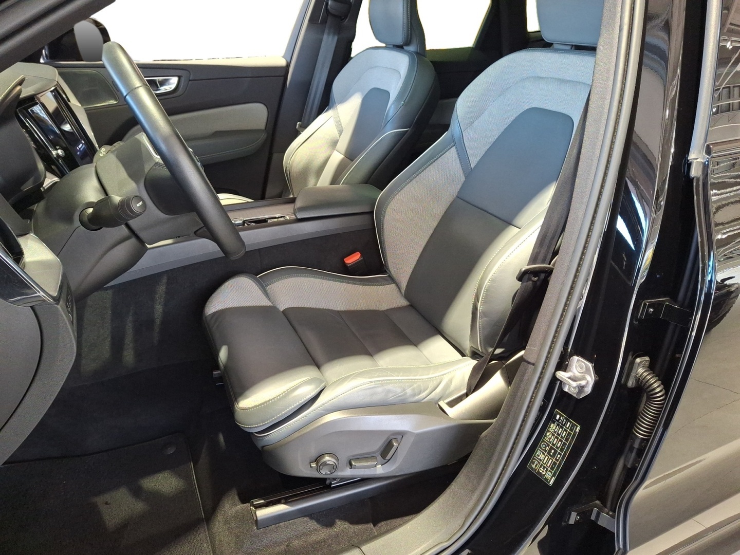 VOLVO XC60 2022