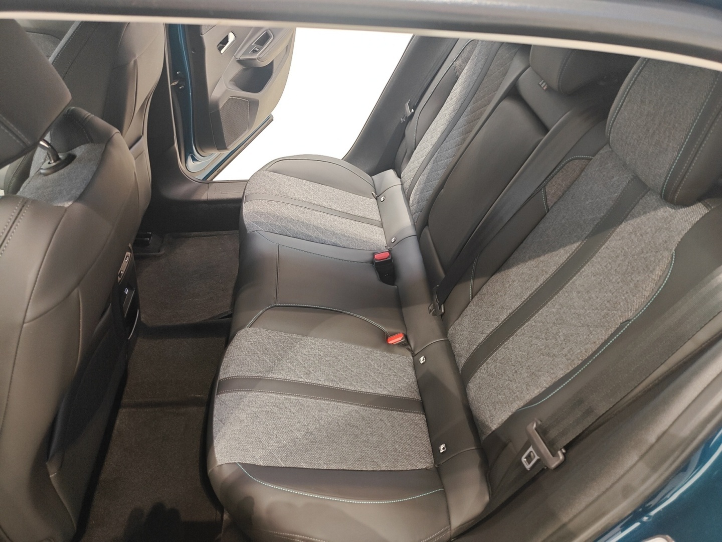 PEUGEOT 408 13