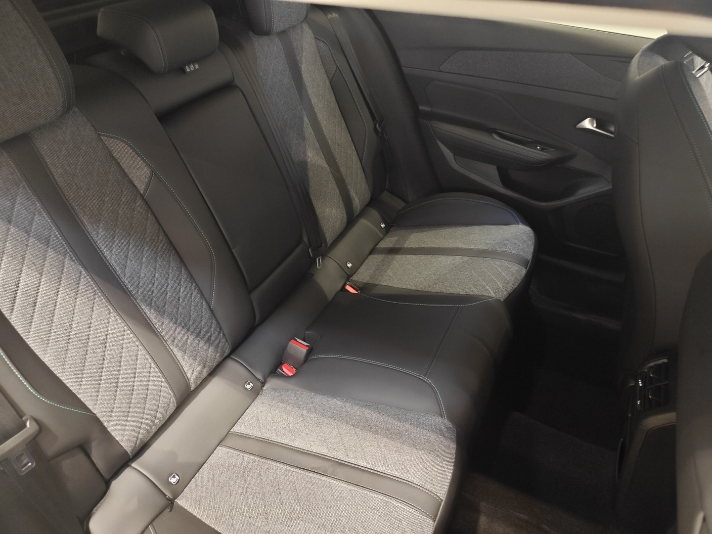 PEUGEOT 408 15