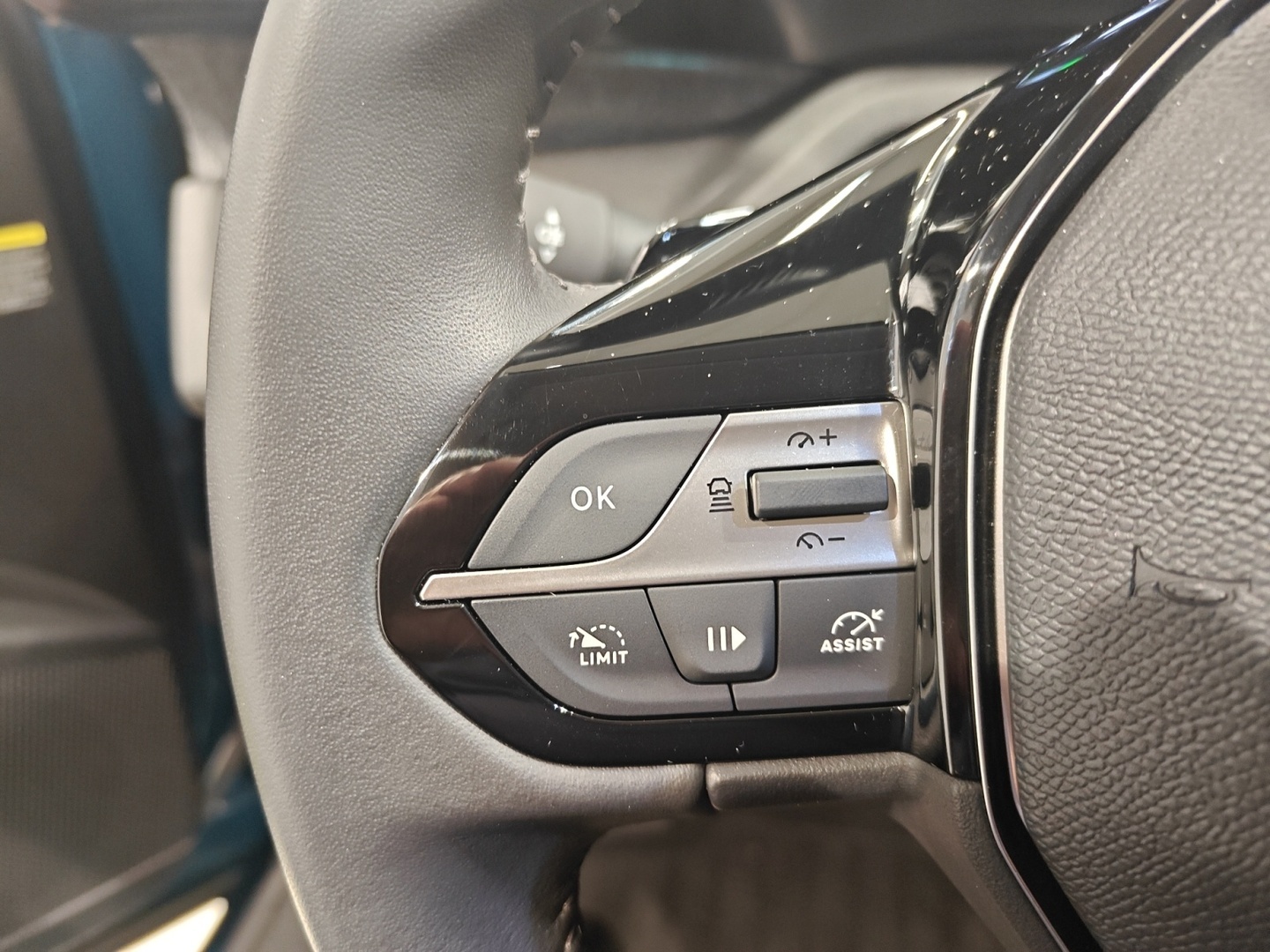 PEUGEOT 408 16