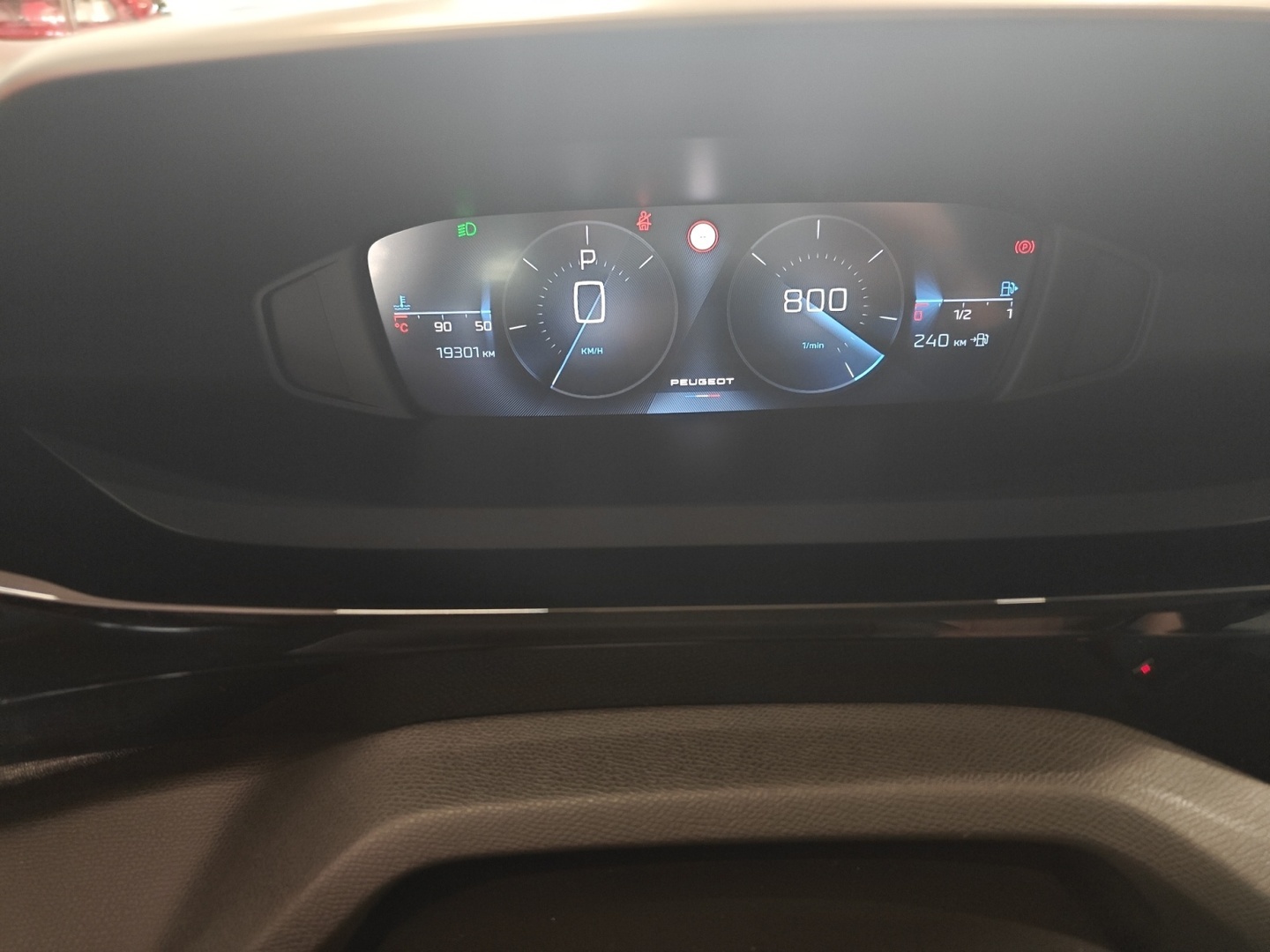 PEUGEOT 408 27