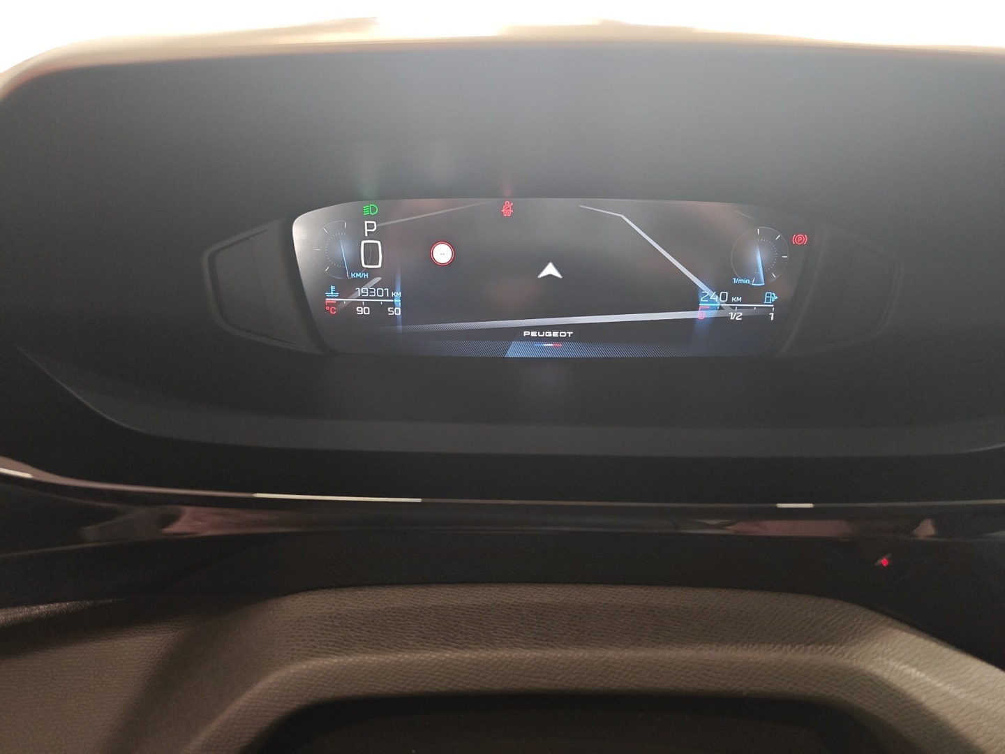 PEUGEOT 408 9