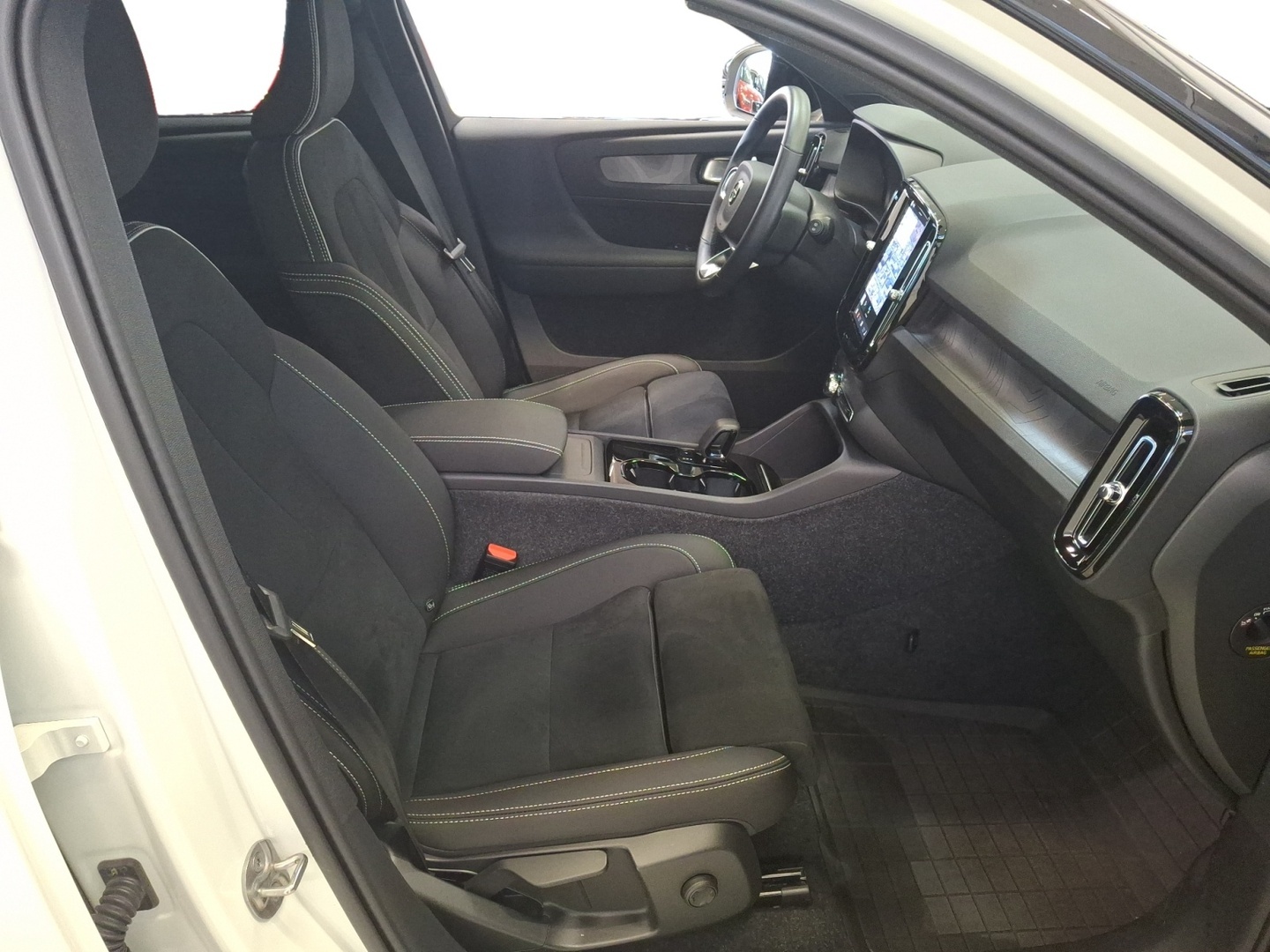 VOLVO EX40 2025