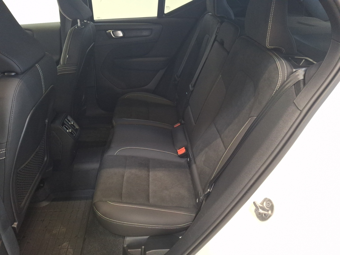 VOLVO EX40 2025