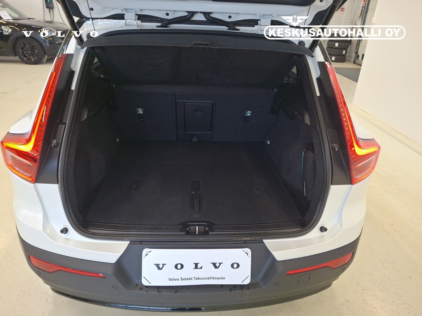 VOLVO EX40 2025