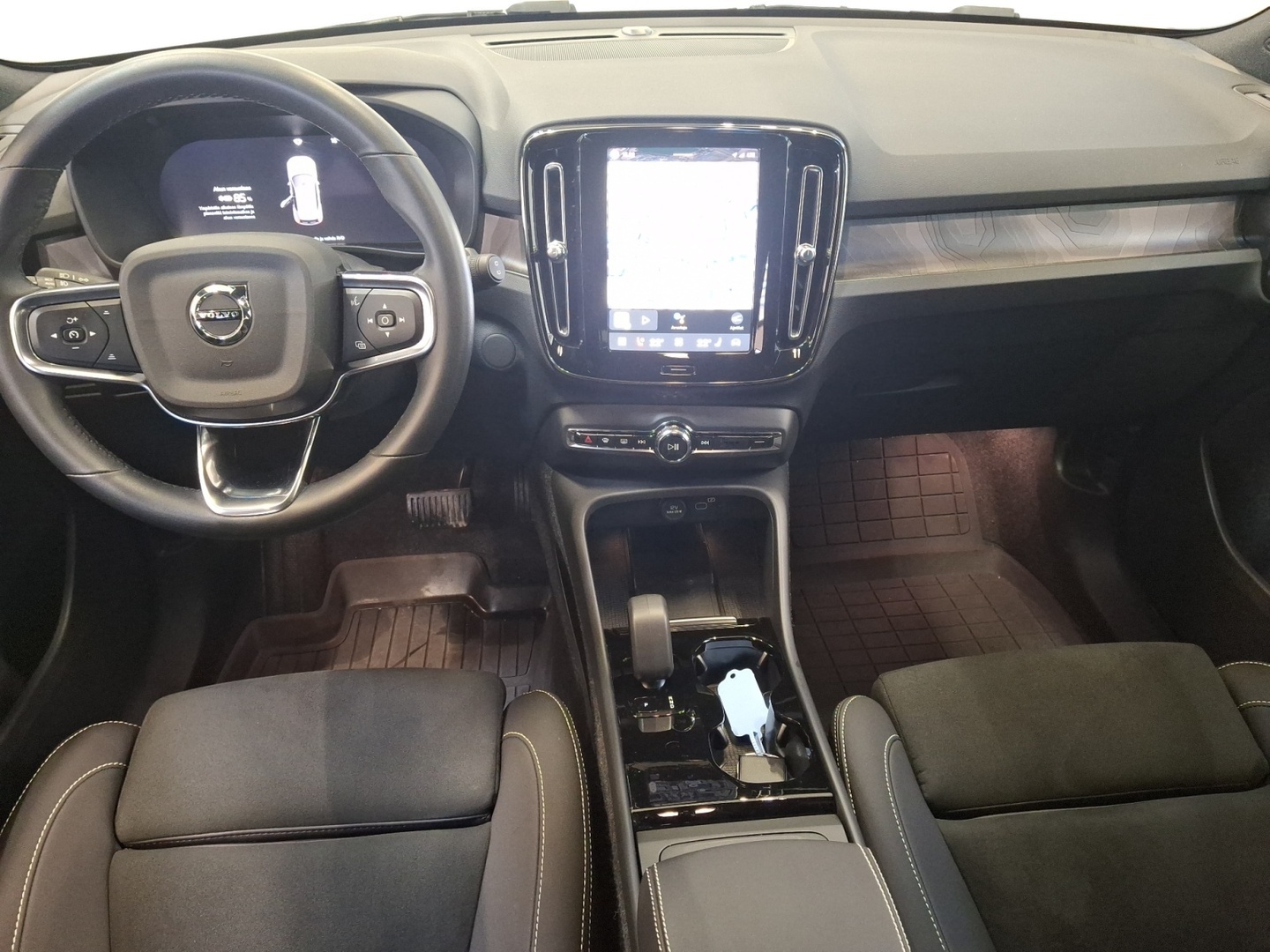 VOLVO EX40 2025