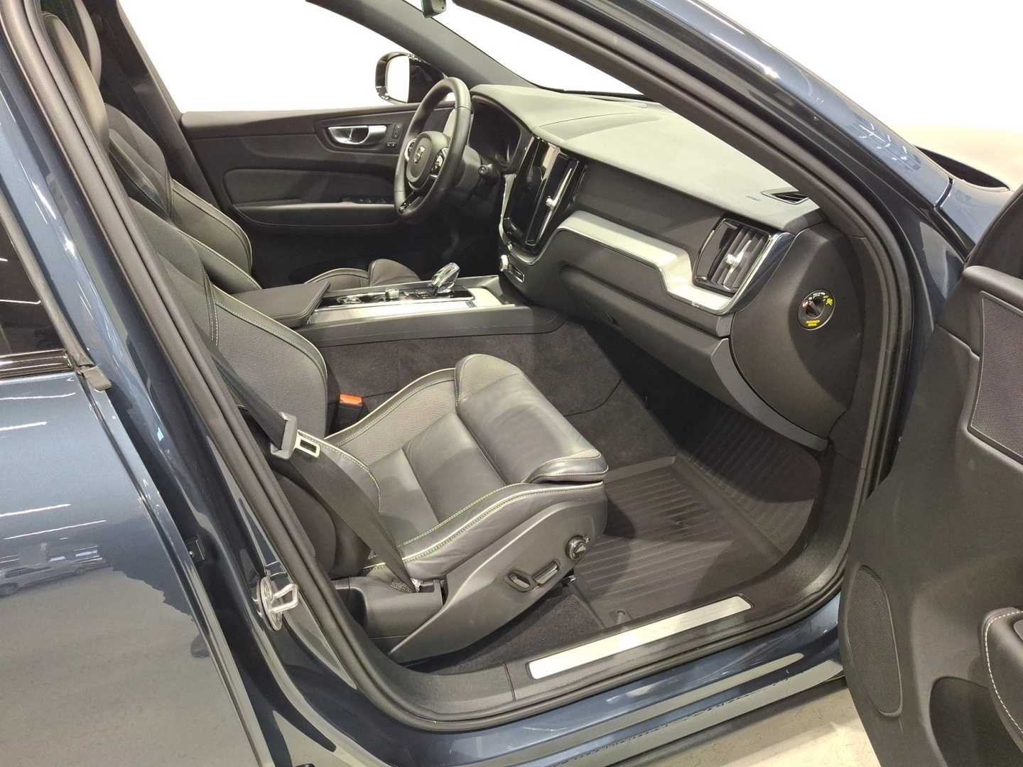 VOLVO XC60 2025