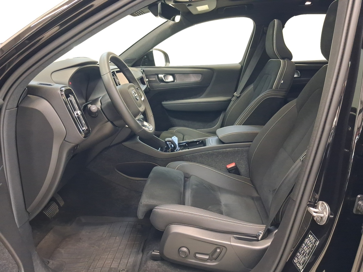 VOLVO EX40 2025