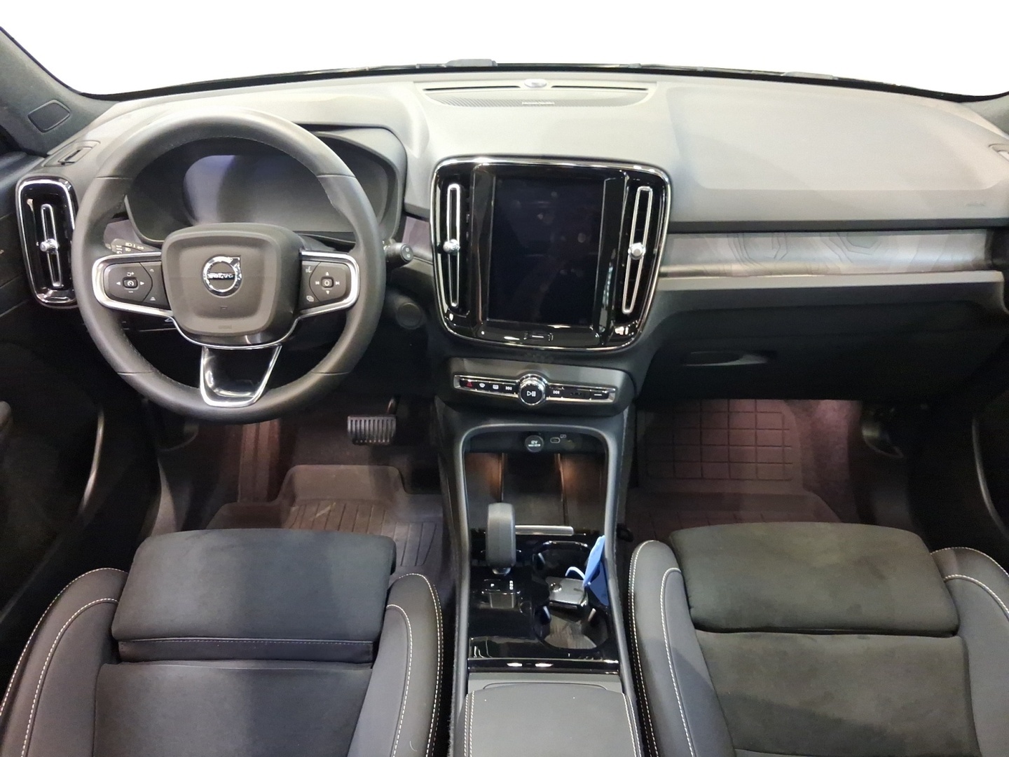 VOLVO EX40 2025