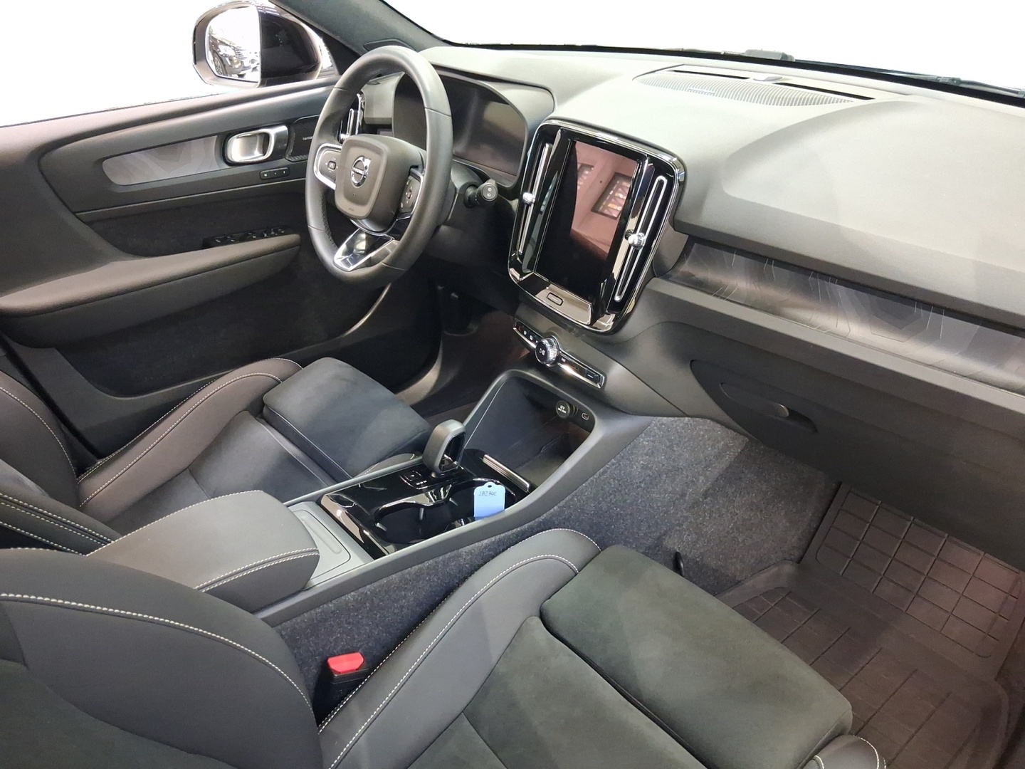 VOLVO EX40 2025