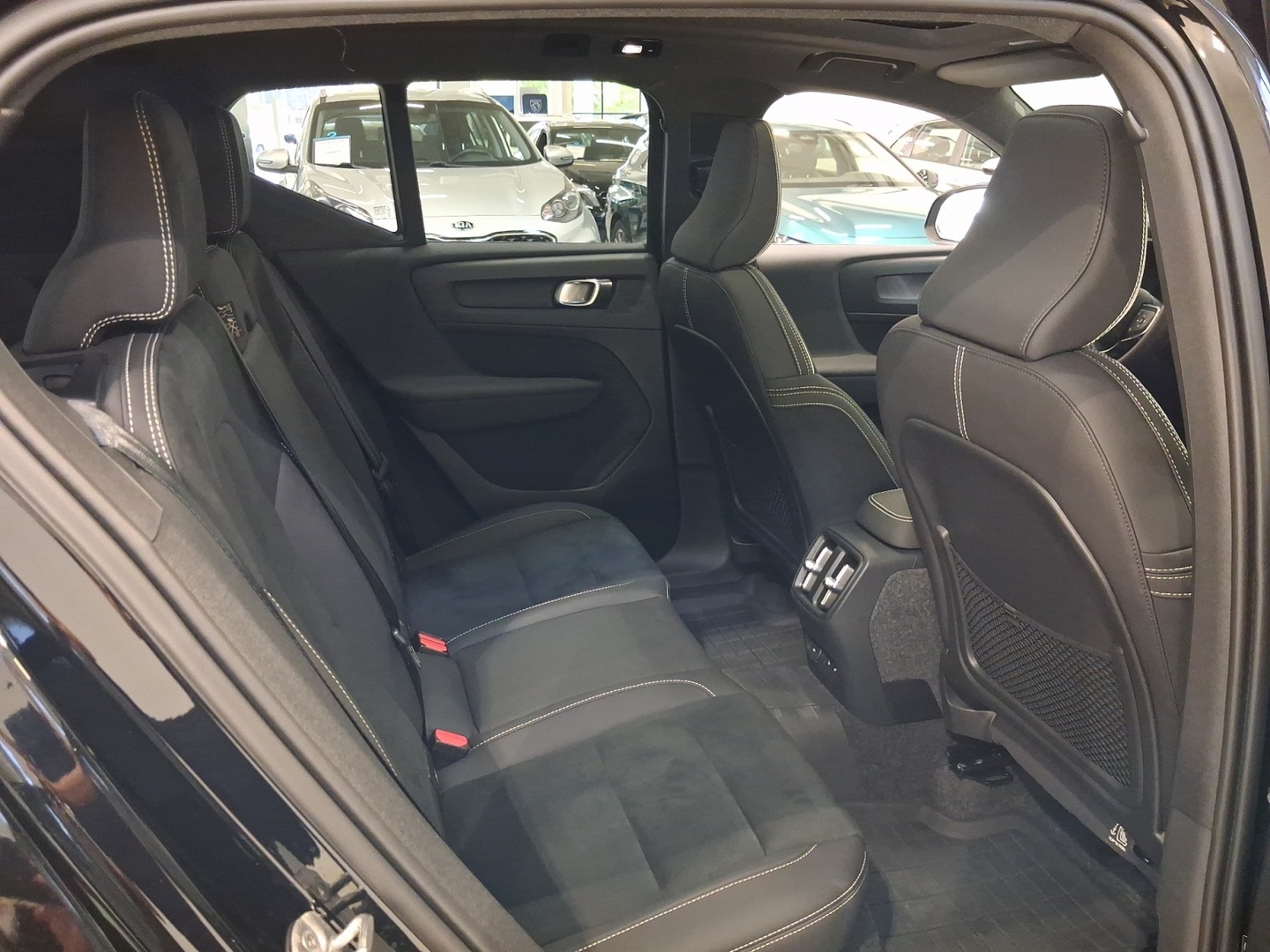 VOLVO EX40 2025
