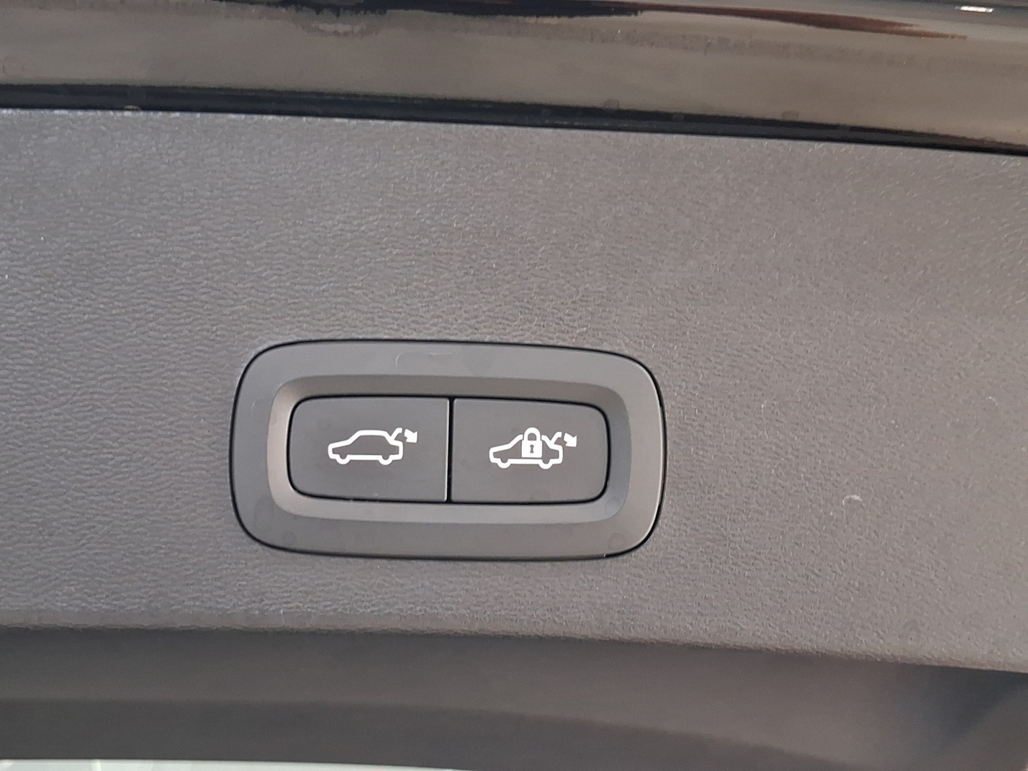 VOLVO EX40 2025